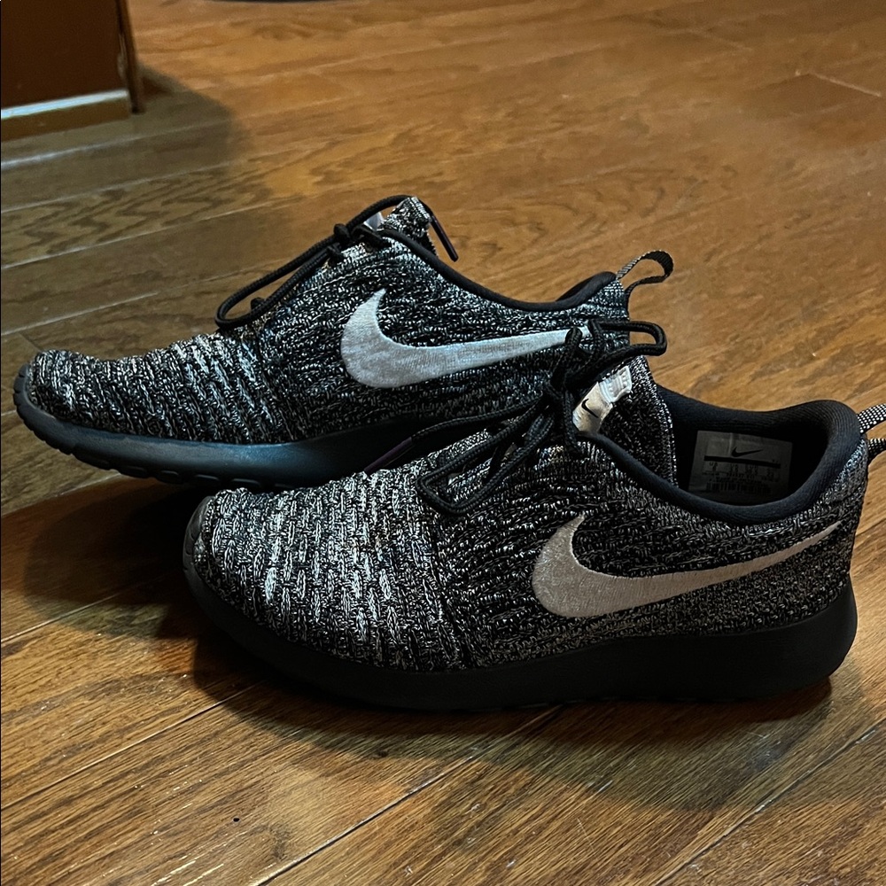 Nike Black and White Knit Sneakers/Size 6